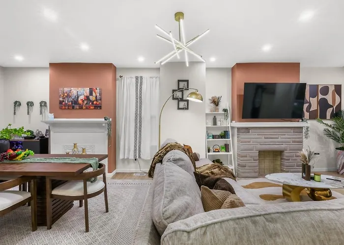Trendy East End Escape With Bath And Game Loft With Foosball And Poker *