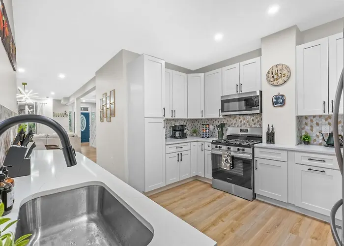 Trendy East End Escape With Bath And Game Loft With Foosball And Poker Holiday home *