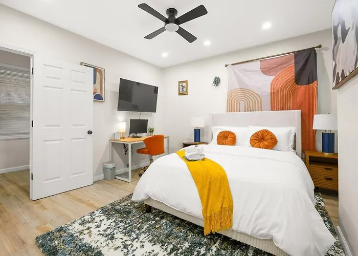 Trendy East End Escape With Bath And Game Loft With Foosball And Poker Holiday home *