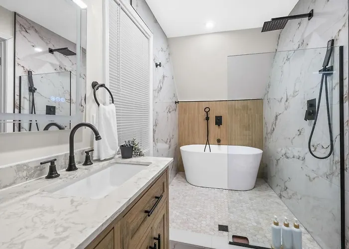 Holiday home Trendy East End Escape With Bath And Game Loft With Foosball And Poker