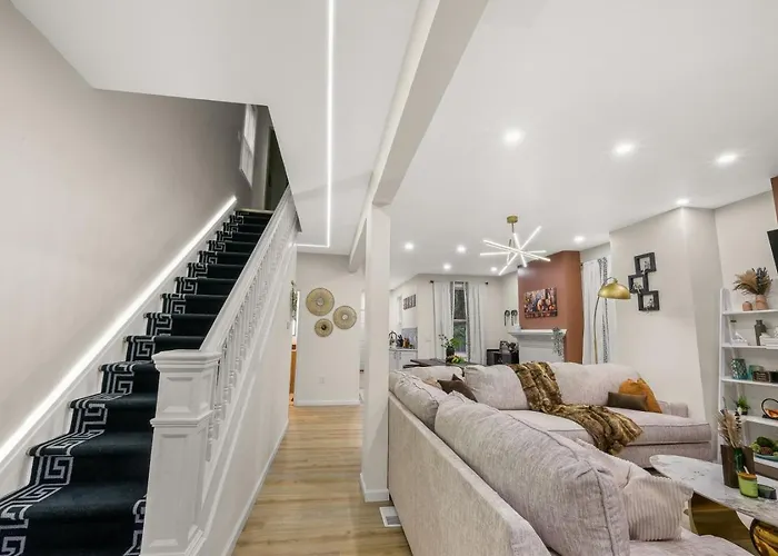 Trendy East End Escape With Bath And Game Loft With Foosball And Poker Holiday home