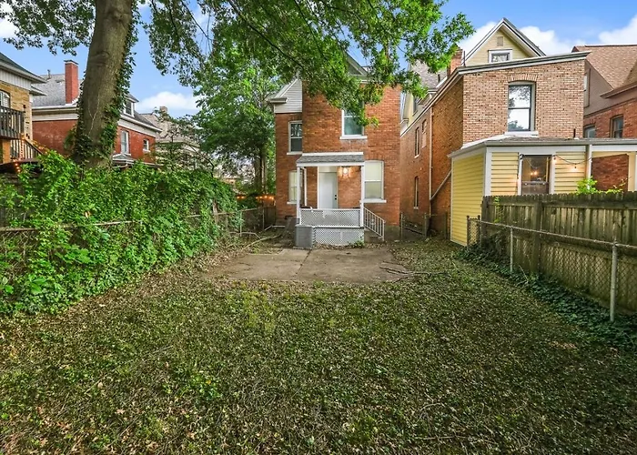 Trendy East End Escape With Bath And Game Loft With Foosball And Poker *