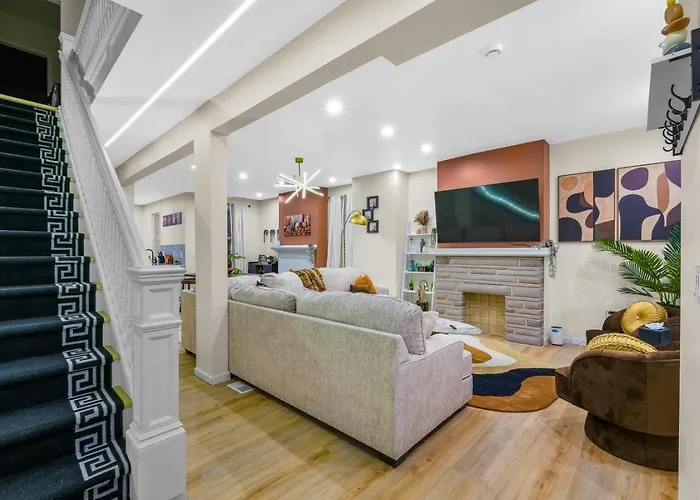 Trendy East End Escape With Bath And Game Loft With Foosball And Poker Holiday home Pittsburgh