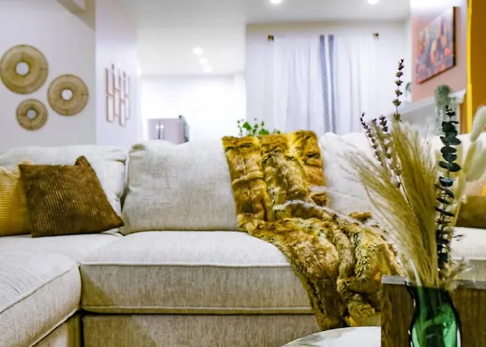 Holiday home Trendy East End Escape With Bath And Game Loft With Foosball And Poker *