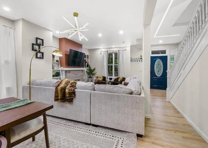 Trendy East End Escape With Bath And Game Loft With Foosball And Poker Holiday home Pittsburgh