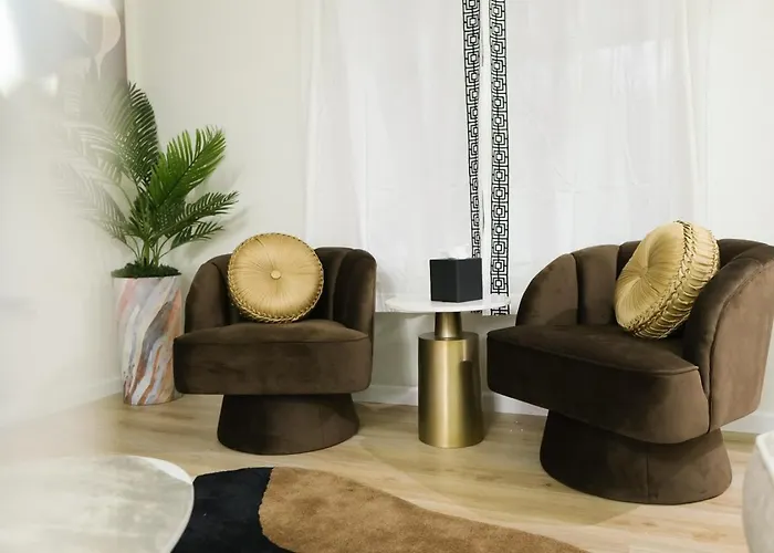 Trendy East End Escape With Bath And Game Loft With Foosball And Poker Holiday home *