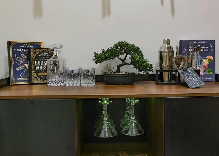 Trendy East End Escape With Bath And Game Loft With Foosball And Poker Holiday home