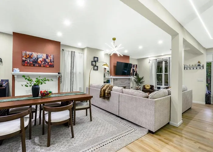 Trendy East End Escape With Bath And Game Loft With Foosball And Poker