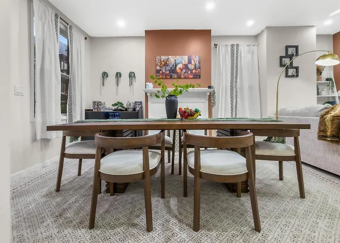 Trendy East End Escape With Bath And Game Loft With Foosball And Poker Holiday home *