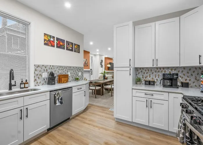 Trendy East End Escape With Bath And Game Loft With Foosball And Poker Holiday home *