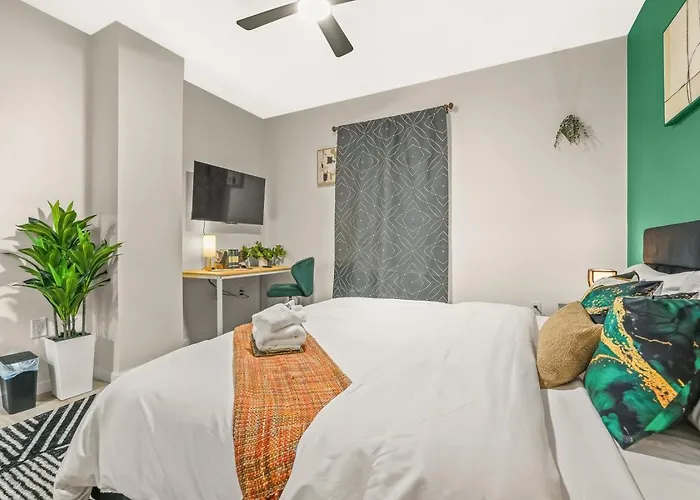 Holiday home Trendy East End Escape With Bath And Game Loft With Foosball And Poker *