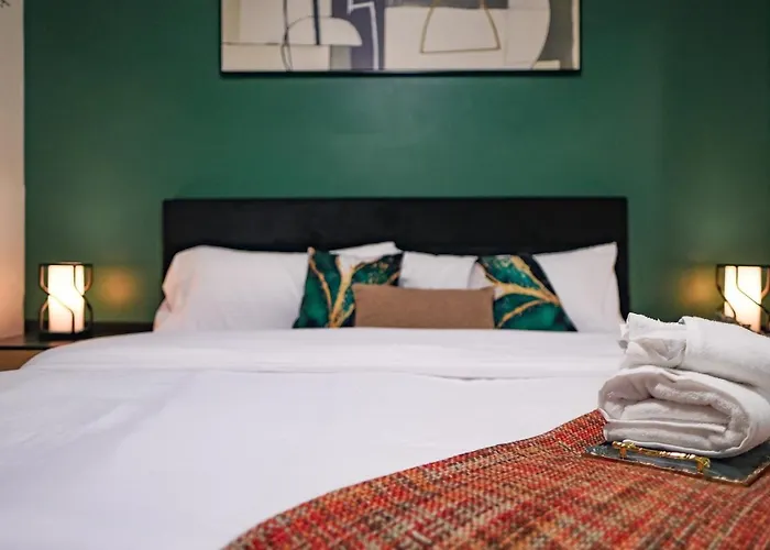 Trendy East End Escape With Bath And Game Loft With Foosball And Poker Holiday home