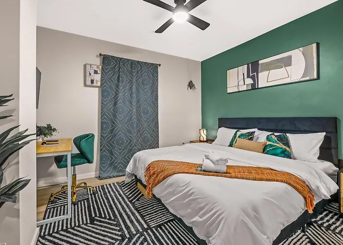 Trendy East End Escape With Bath And Game Loft With Foosball And Poker *