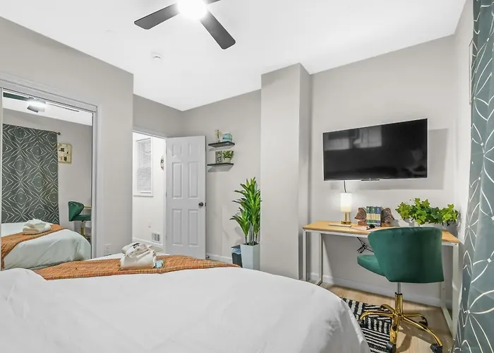 Trendy East End Escape With Bath And Game Loft With Foosball And Poker *