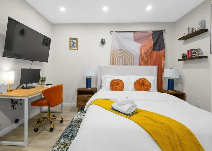 Trendy East End Escape With Bath And Game Loft With Foosball And Poker Holiday home *