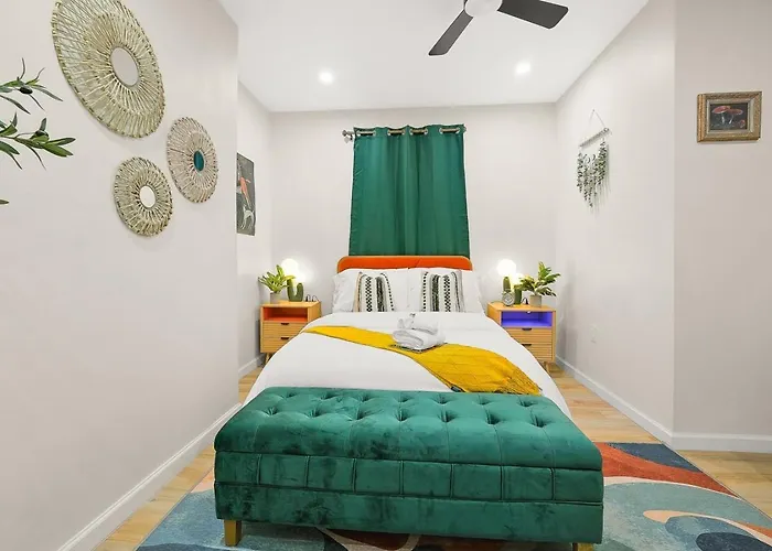 Trendy East End Escape With Bath And Game Loft With Foosball And Poker Holiday home *