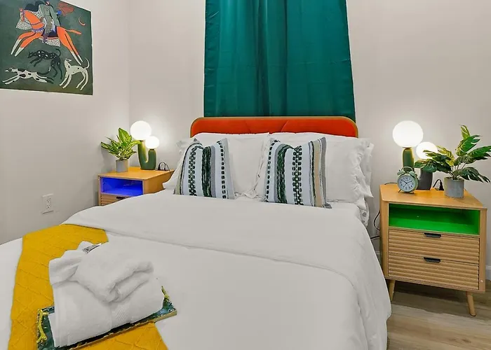 Holiday home Trendy East End Escape With Bath And Game Loft With Foosball And Poker *