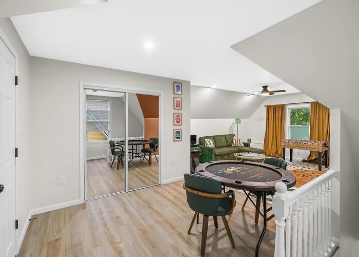 Holiday home Trendy East End Escape With Bath And Game Loft With Foosball And Poker *