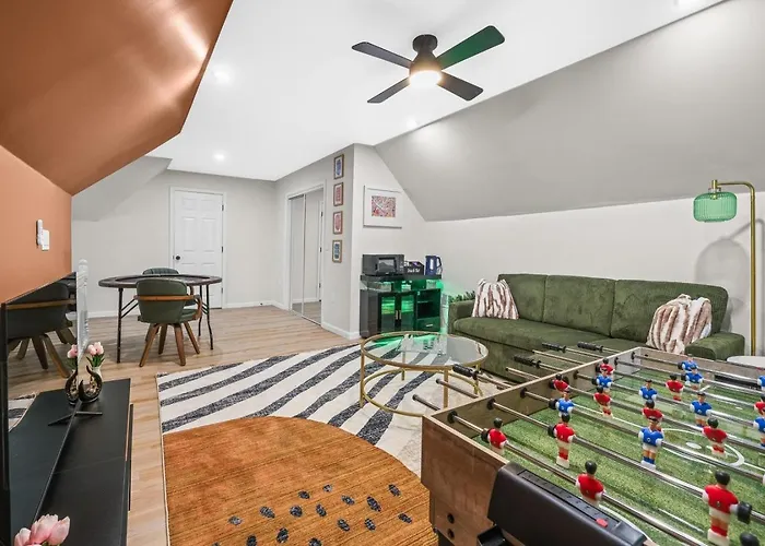 Trendy East End Escape With Bath And Game Loft With Foosball And Poker