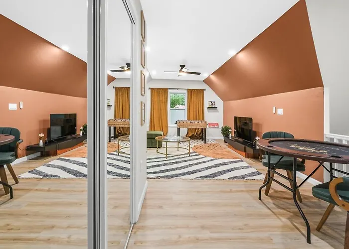 Trendy East End Escape With Bath And Game Loft With Foosball And Poker