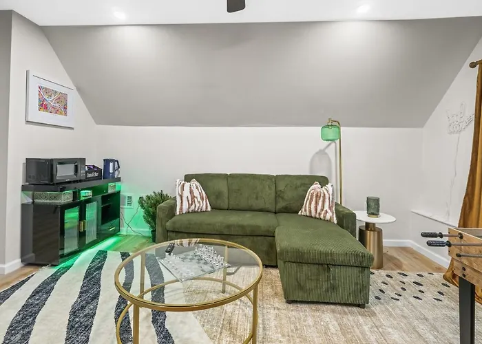 Holiday home Trendy East End Escape With Bath And Game Loft With Foosball And Poker Pittsburgh