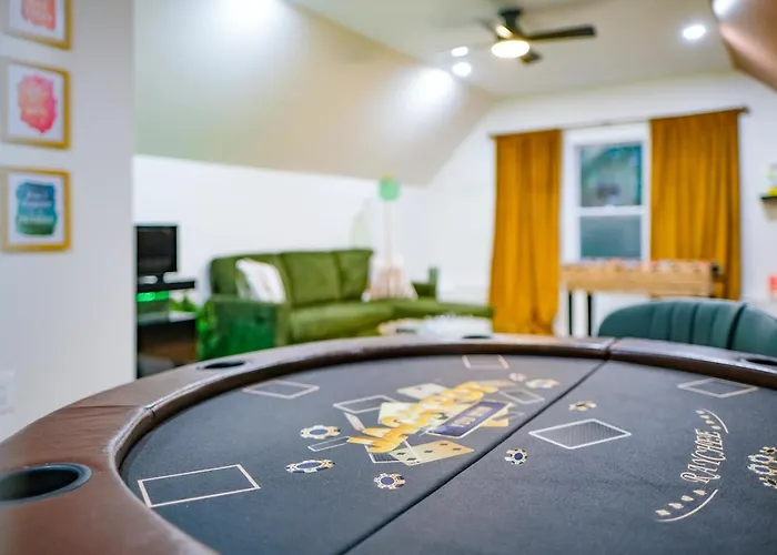 Trendy East End Escape With Bath And Game Loft With Foosball And Poker Pittsburgh