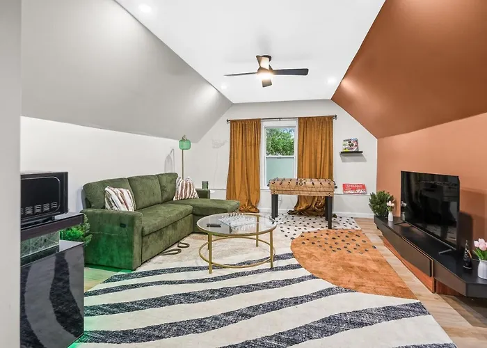 Trendy East End Escape With Bath And Game Loft With Foosball And Poker Holiday home Pittsburgh