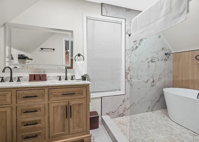 Trendy East End Escape With Bath And Game Loft With Foosball And Poker