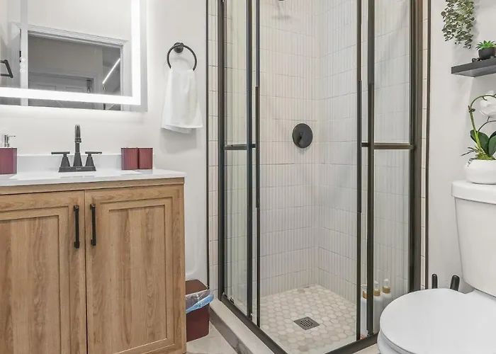 Trendy East End Escape With Bath And Game Loft With Foosball And Poker Holiday home *