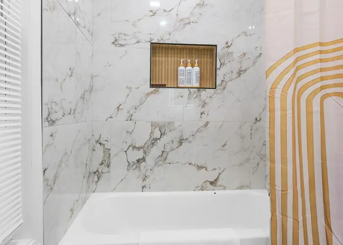 Trendy East End Escape With Bath And Game Loft With Foosball And Poker Holiday home *
