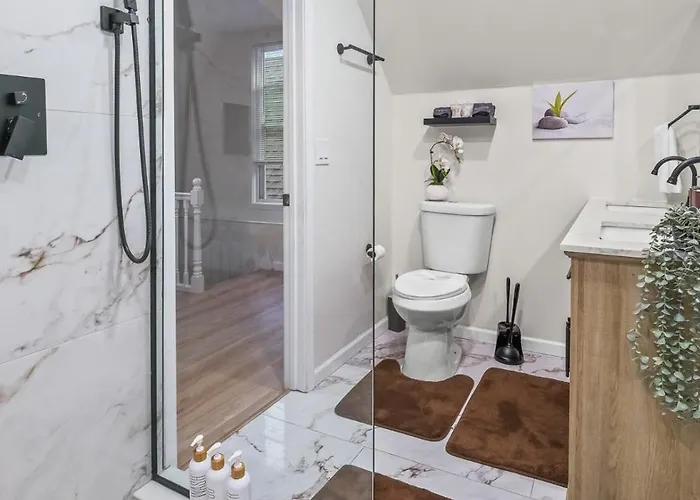 Trendy East End Escape With Bath And Game Loft With Foosball And Poker Holiday home *
