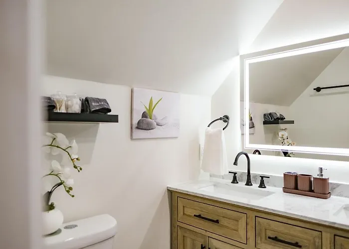 Trendy East End Escape With Bath And Game Loft With Foosball And Poker *