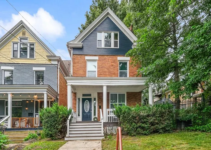Trendy East End Escape With Bath And Game Loft With Foosball And Poker Holiday home Pittsburgh